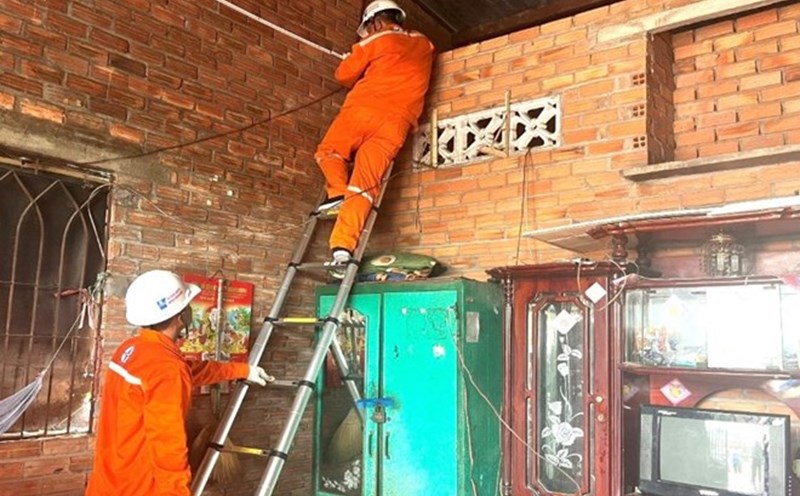 Các công nhân Công ty Điện lực Củ Chi đang thay mới và đi lại hệ thống điện cho hộ gia đình ông Nguyễn Văn Trung ở xã Phước Vĩnh An, huyện Củ Chi. Ảnh: EVNHCMC cung cấp