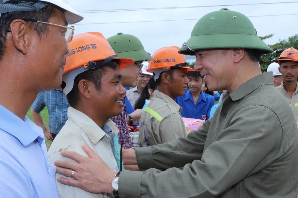 Ông Đỗ Trọng Hưng - Bí thư Tỉnh ủy Thanh Hóa thăm hỏi, động viên công nhân đang thi công Dự án đường dây 500kV mạch 3 tại xã Thăng Thọ, huyện Nông Cống. Ảnh: M.H