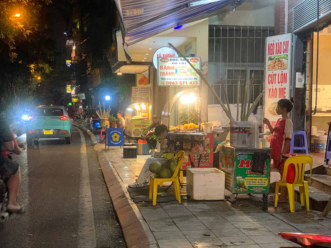 Hàng quán chiếm trọn vỉa hè cả ngày lẫn đêm. Ảnh: Nhật Minh