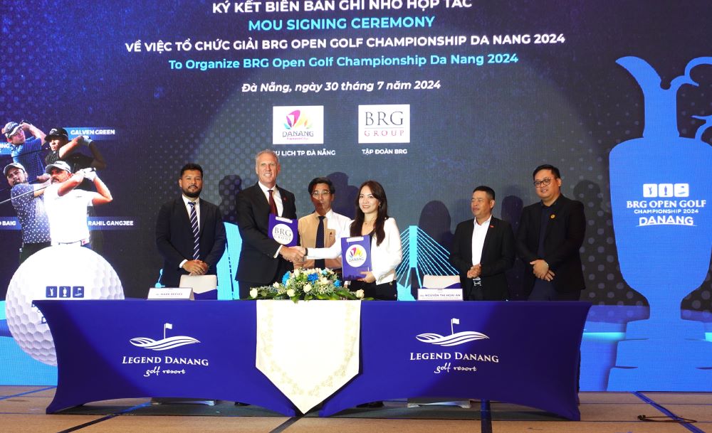 The organizing committee of the Da Nang Golf Tournament announces the Cup and signs cooperation agreements with units. Photo: Tran Thi