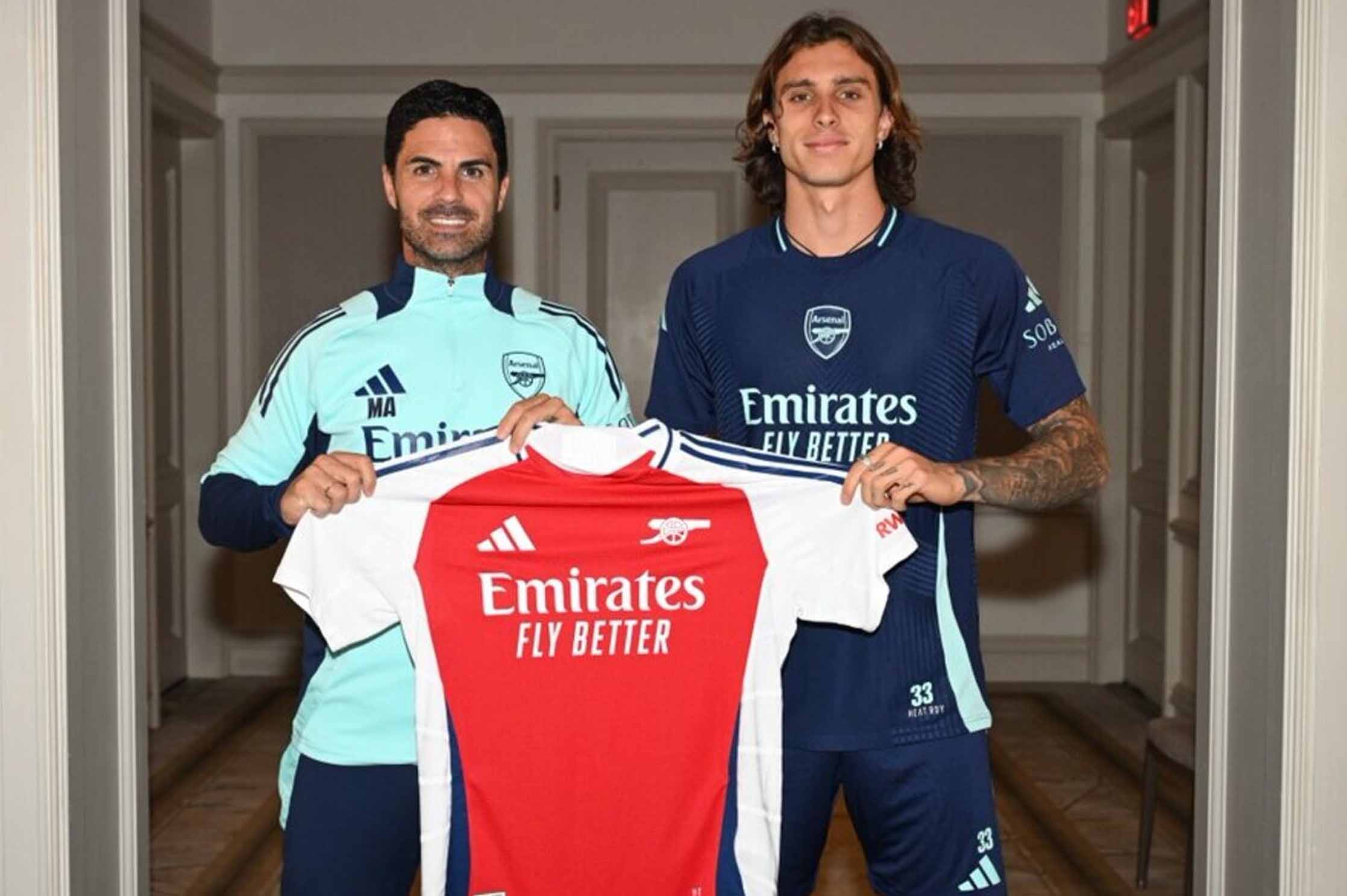 Mikel Arteta and Riccardo Calafiori on the debut day. Photo: Arsenal FC