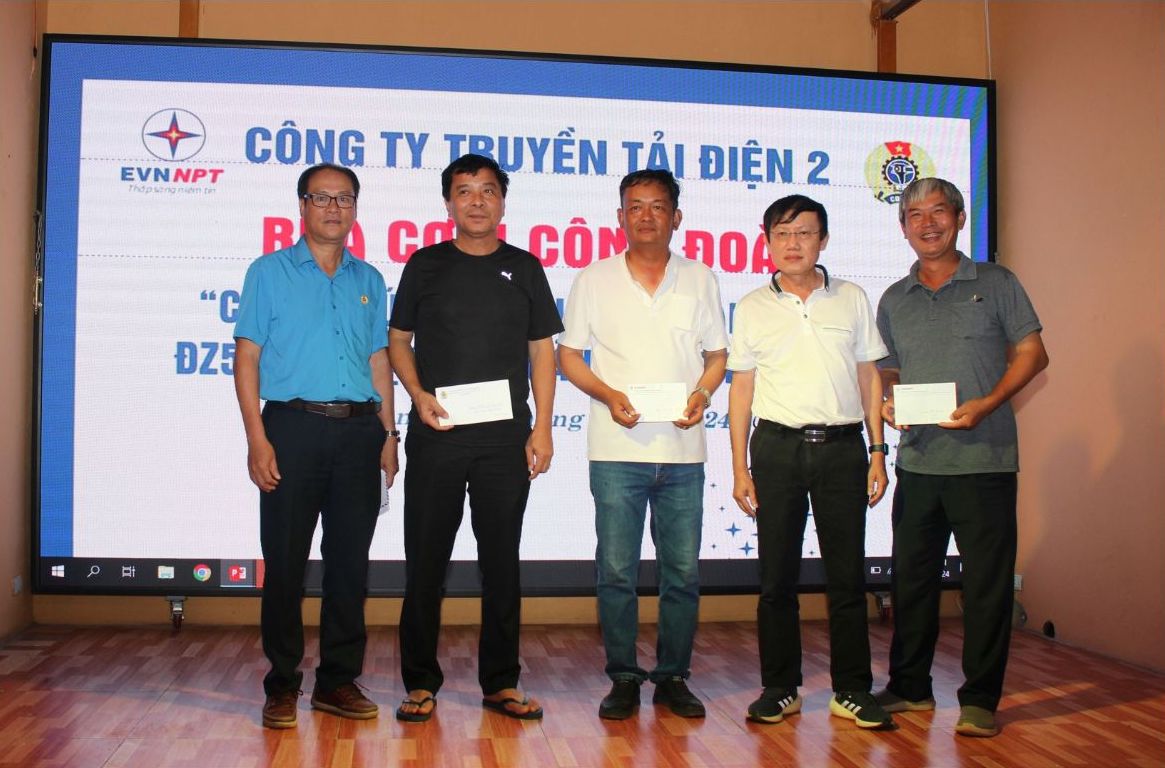 Giám đốc PTC2 Trần Thanh Phong tặng quà động viên người lao động.