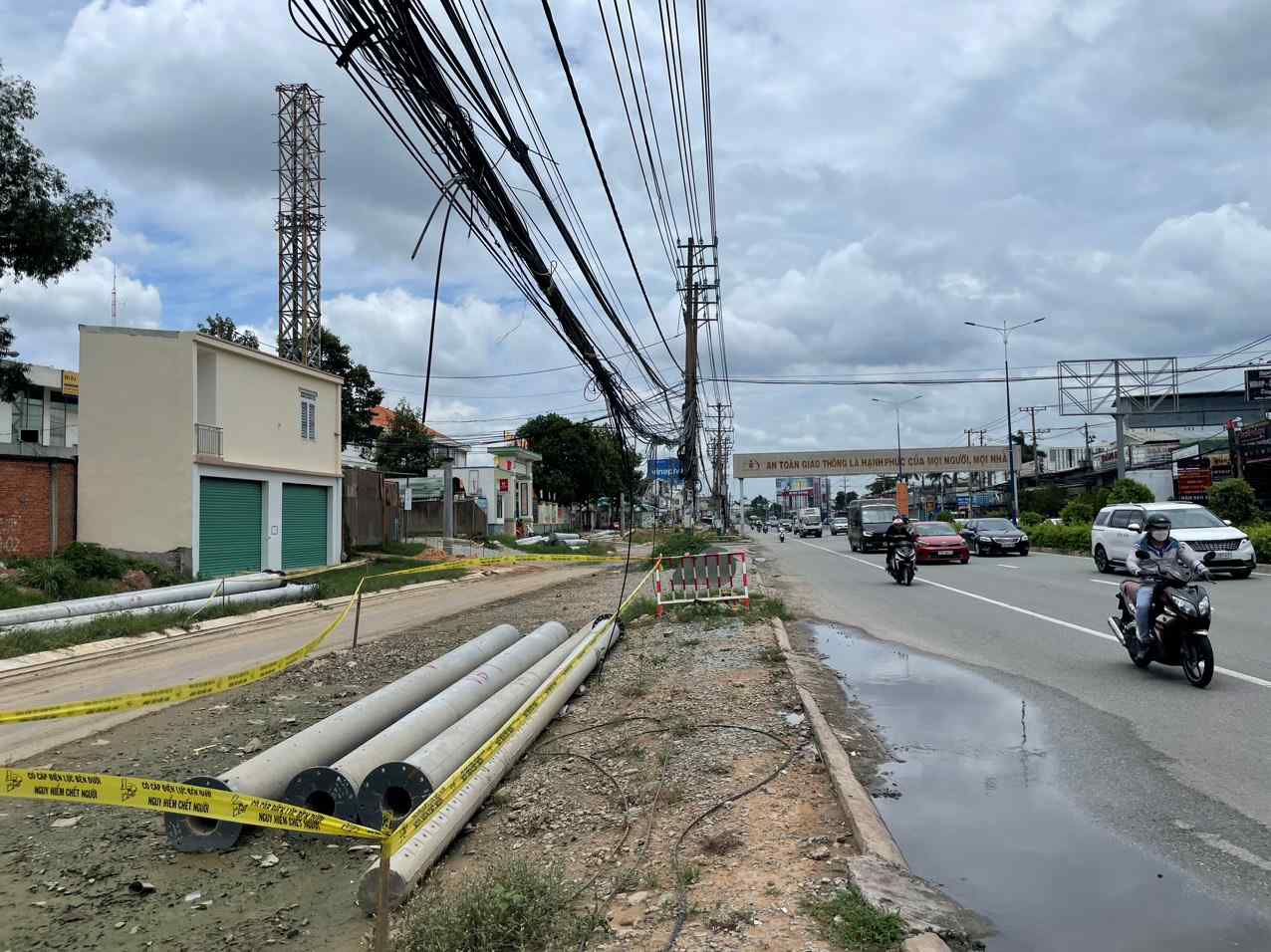 Starting the relocation of the power grid along National Highway 13. Photo: Dinh Trong