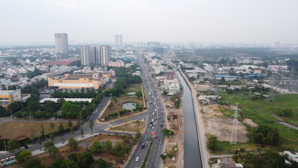 National Highway 13 section from Ong Bo bridge towards Thu Dau Mot. Photo: Dinh Trong