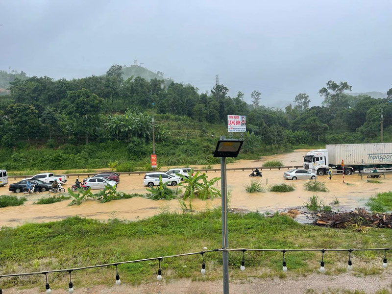 Hàng dài phương tiện phải di chuyển chậm trên tuyến Quốc lộ 1A (đoạn qua TP Lạng Sơn) do đường ngập nước. Ảnh: Người dân cung cấp.