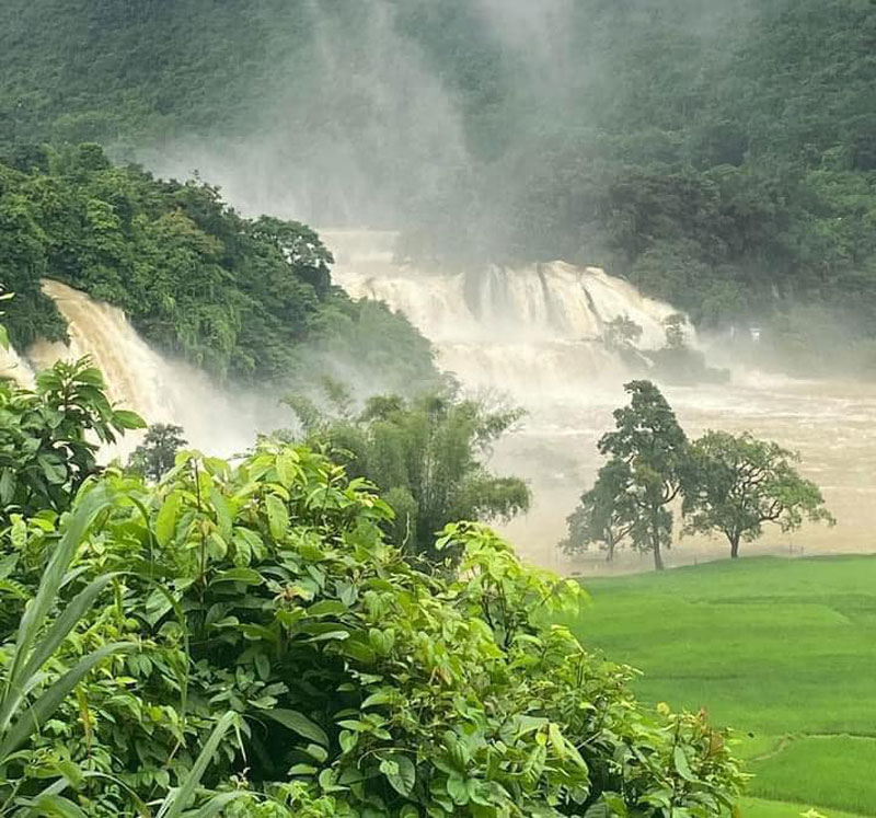  Nước lũ đục ngầu gây ngập nhiều vị trí tại khu vực thác Bản Giốc (xã Đàm Thủy, Trùng Khánh, Cao Bằng). Ảnh: Diệp Nhím.