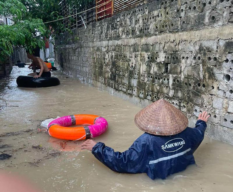 Lực lượng chức năng đang hỗ trợ người dân huyện Cao Lộc (tỉnh Lạng Sơn) chống lũ. Ảnh: Xuân Sơn.