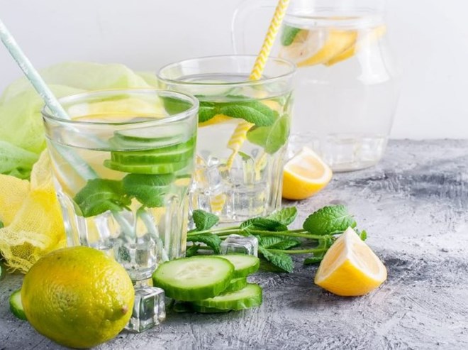 Lợi ích uống detox chanh vàng, bạc hà và dưa chuột hàng ngày