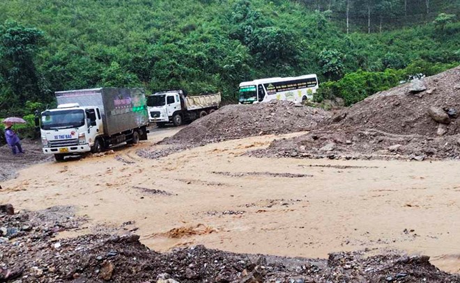 Sạt lở đất tại Km1+520, Đường tỉnh 140, thuộc đị phận xã Mùn Chung, huyện Tuần Giáo, tỉnh Điện Biên. Ảnh: Quốc Huy