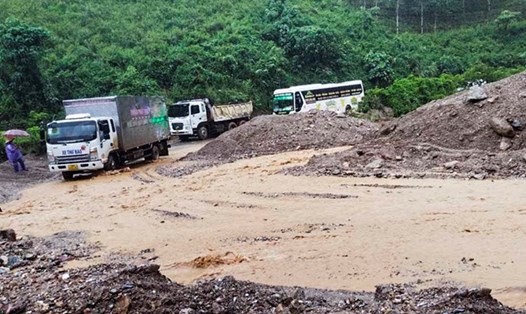 Sạt lở đất tại Km1+520, Đường tỉnh 140, thuộc đị phận xã Mùn Chung, huyện Tuần Giáo, tỉnh Điện Biên. Ảnh: Quốc Huy