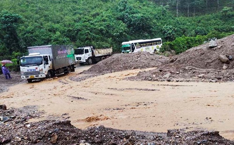 Sạt lở đất tại Km1+520, Đường tỉnh 140, thuộc đị phận xã Mùn Chung, huyện Tuần Giáo, tỉnh Điện Biên. Ảnh: Quốc Huy