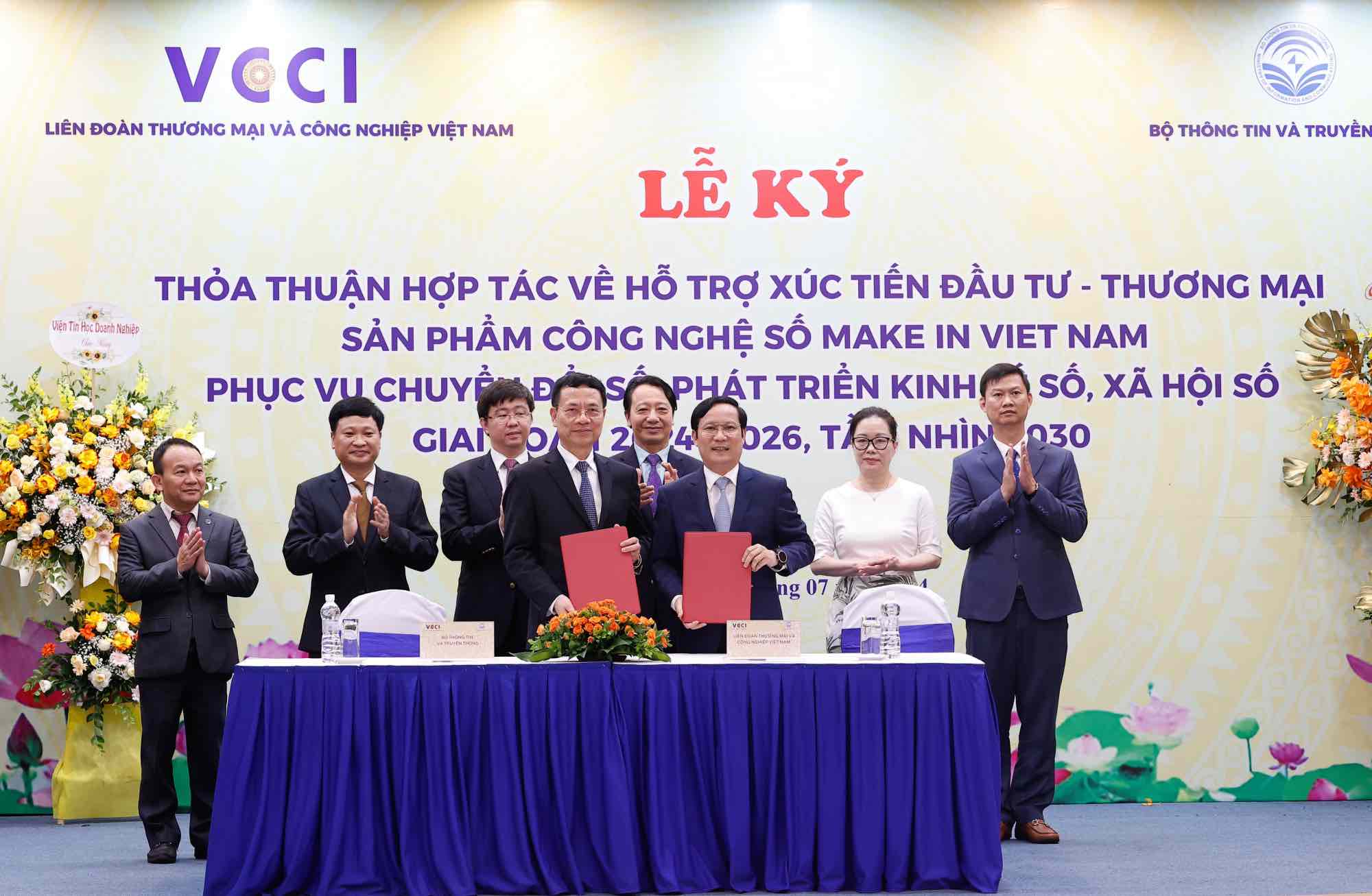Lãnh đạo Bộ TTTT và VCCI ký thỏa thuận hợp tác về hỗ trợ xúc tiến đầu tư - thương mại sản phẩm công nghệ số Make in Viet Nam. Ảnh: Thảo Anh