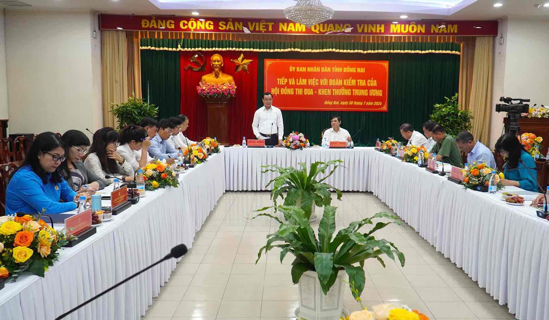 The inspection team of the Central Emulation and Commendation Council working in Dong Nai province. Photo: HAC