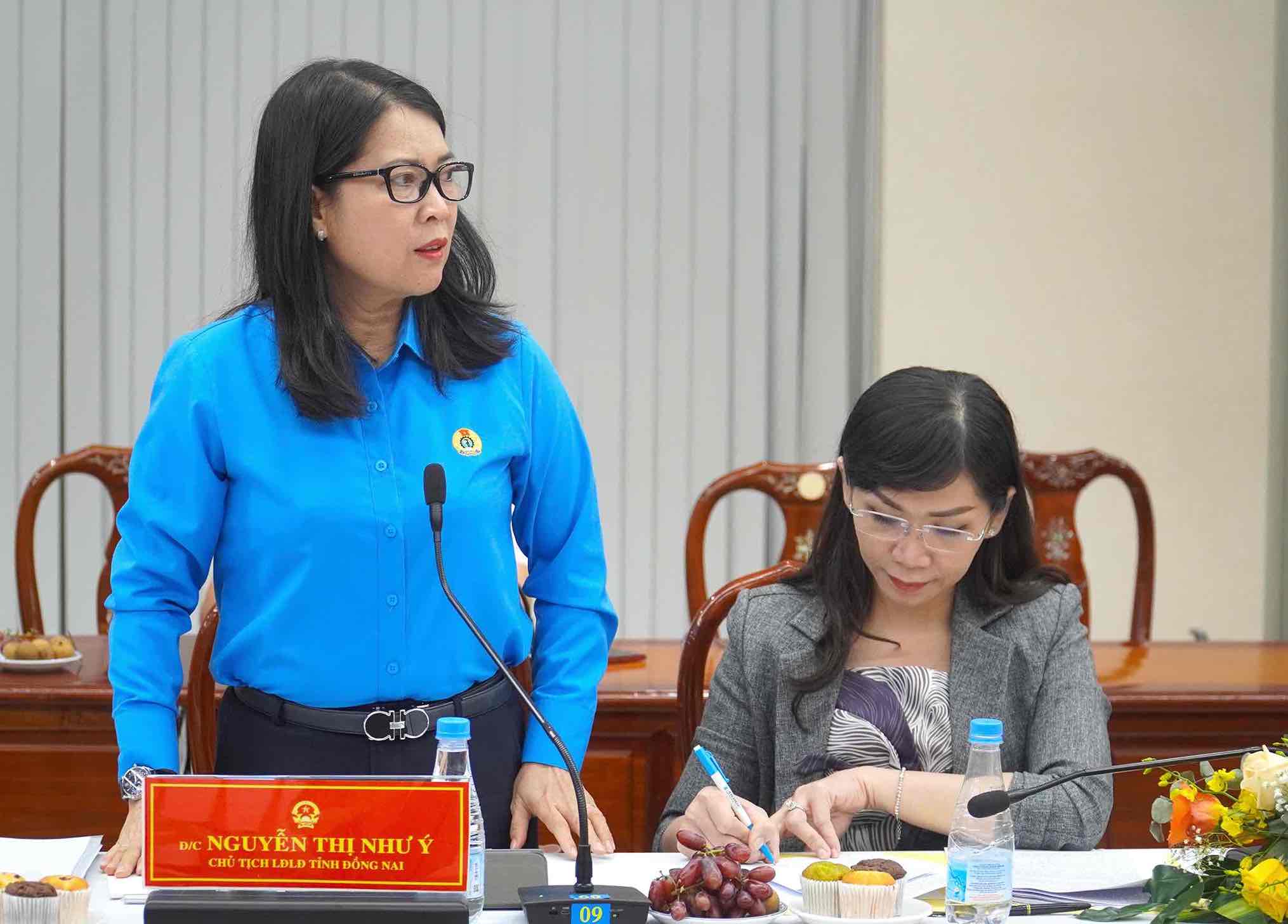 Chairwoman of the Dong Nai Confederation of Labor Nguyen Thi Nhu Y speaking at the meeting. Photo: HAC