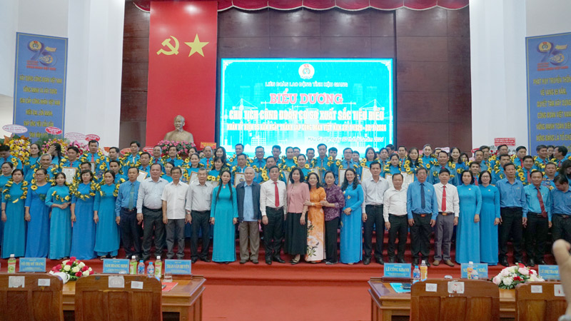 Delegates attending the meeting of specialized trade union officials from different periods in Hau Giang province, Can Tho City, and Soc Trang province take a commemorative photo. Photo: Anh Khoa.