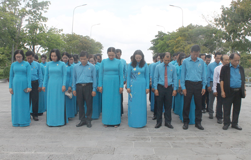 Delegates commemorate the heroic martyrs at the Hau Giang Provincial Martyrs Cemetery. Photo: Gia Nguyen.