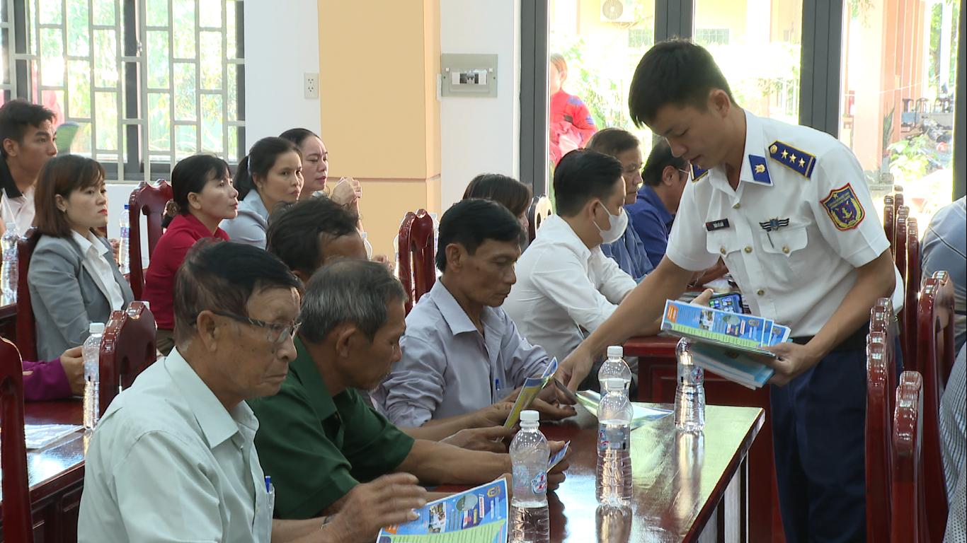 Phát tờ rơi tuyên truyền cho ngư dân xã Bãi Thơm, TP Phú Quốc. Ảnh: BTL vùng CSB4