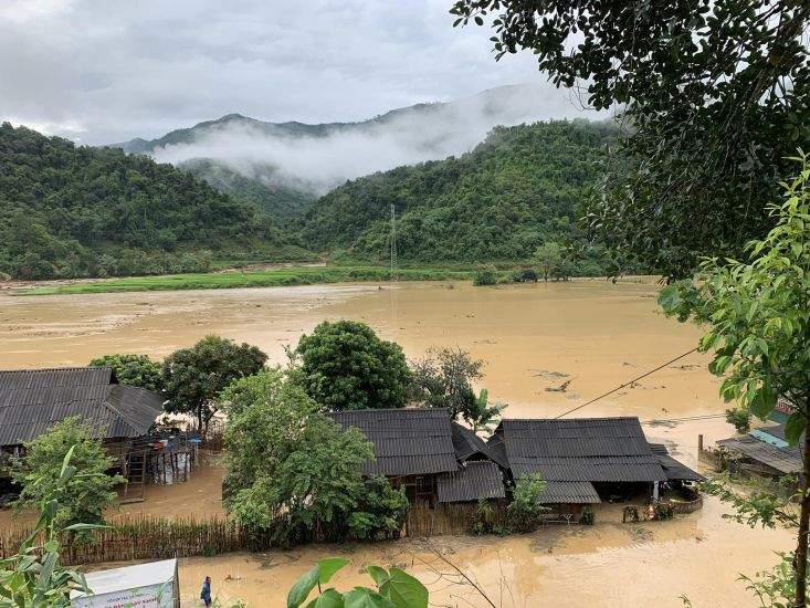 Mưa lũ tại xã Mường Pồn, huyện Điện Biên, tỉnh Điện Biên làm gần 100 ngôi nhà sập và bị ảnh hưởng có nguy cơ mất an toàn. Ảnh: Quang Đạt