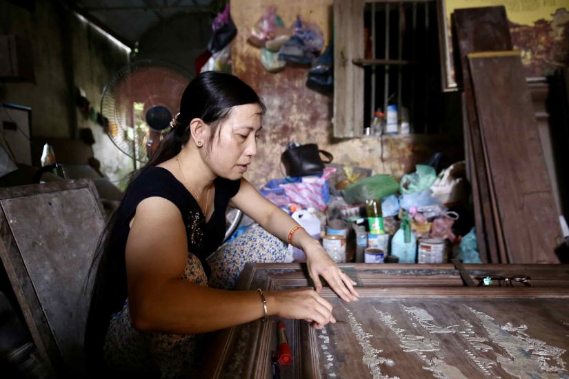 Phần lớn lao động ở các làng nghề là lao động phi chính thức, mặc dù có nghề, công việc rất ổn định, nhưng họ vẫn là phi chính thức bởi không có quản lý chính thức nào, không có hợp đồng lao động. Ảnh: Duy Khánh