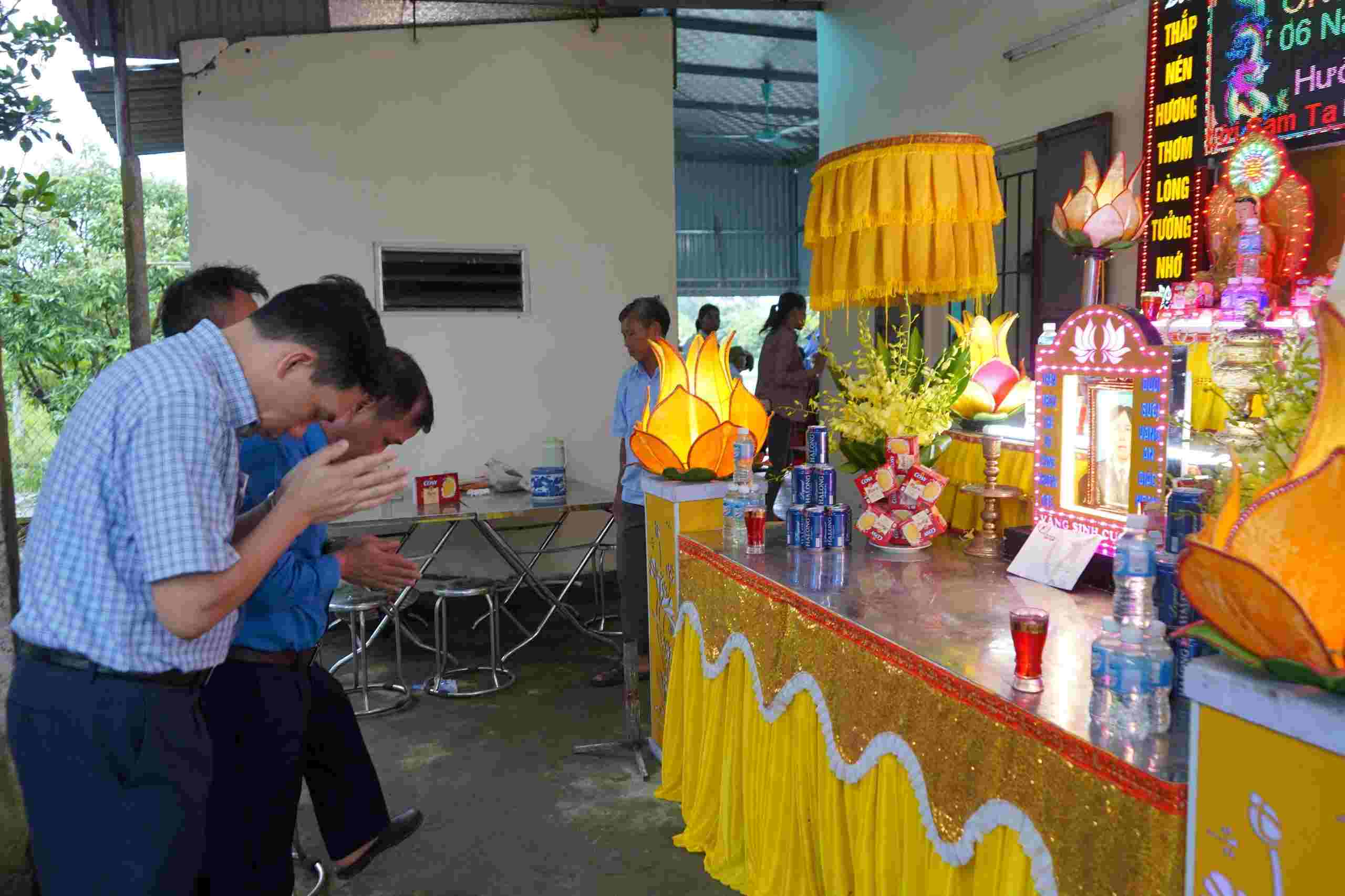 Đoàn Tổng LĐLĐ Việt Nam đến viếng, chia buồn với gia đình anh Vũ Văn H. - nạn nhân của vụ tai nạn hầm mỏ ở Quảng Ninh. Ảnh: Mai Dung