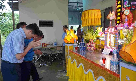 Đoàn Tổng LĐLĐ Việt Nam đến viếng, chia buồn với gia đình anh Vũ Văn H. - nạn nhân của vụ tai nạn hầm mỏ ở Quảng Ninh. Ảnh: Mai Dung