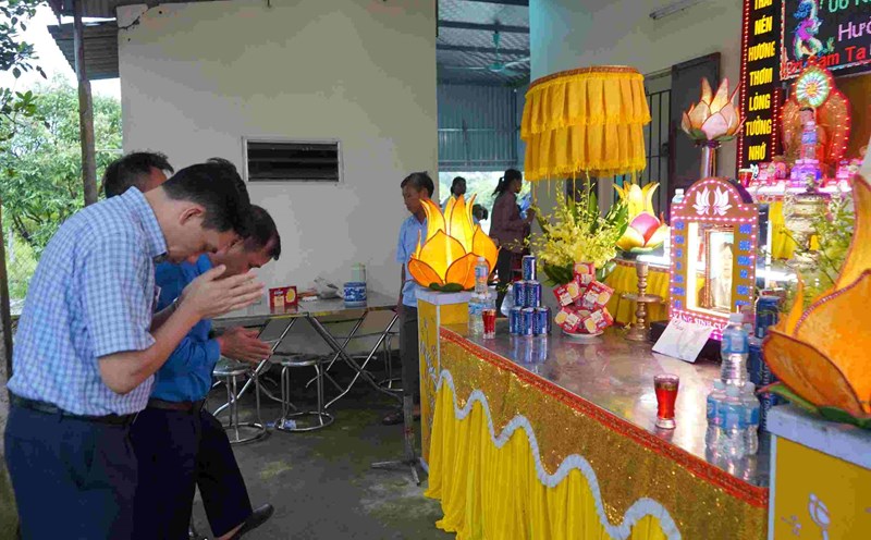 Đoàn Tổng LĐLĐ Việt Nam đến viếng, chia buồn với gia đình anh Vũ Văn H. - nạn nhân của vụ tai nạn hầm mỏ ở Quảng Ninh. Ảnh: Mai Dung