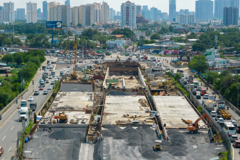 Thi công dự án nút giao An Phú ở TPHCM.  Ảnh: Anh Tú