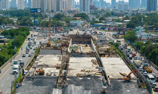 Thi công dự án nút giao An Phú ở TPHCM.  Ảnh: Anh Tú