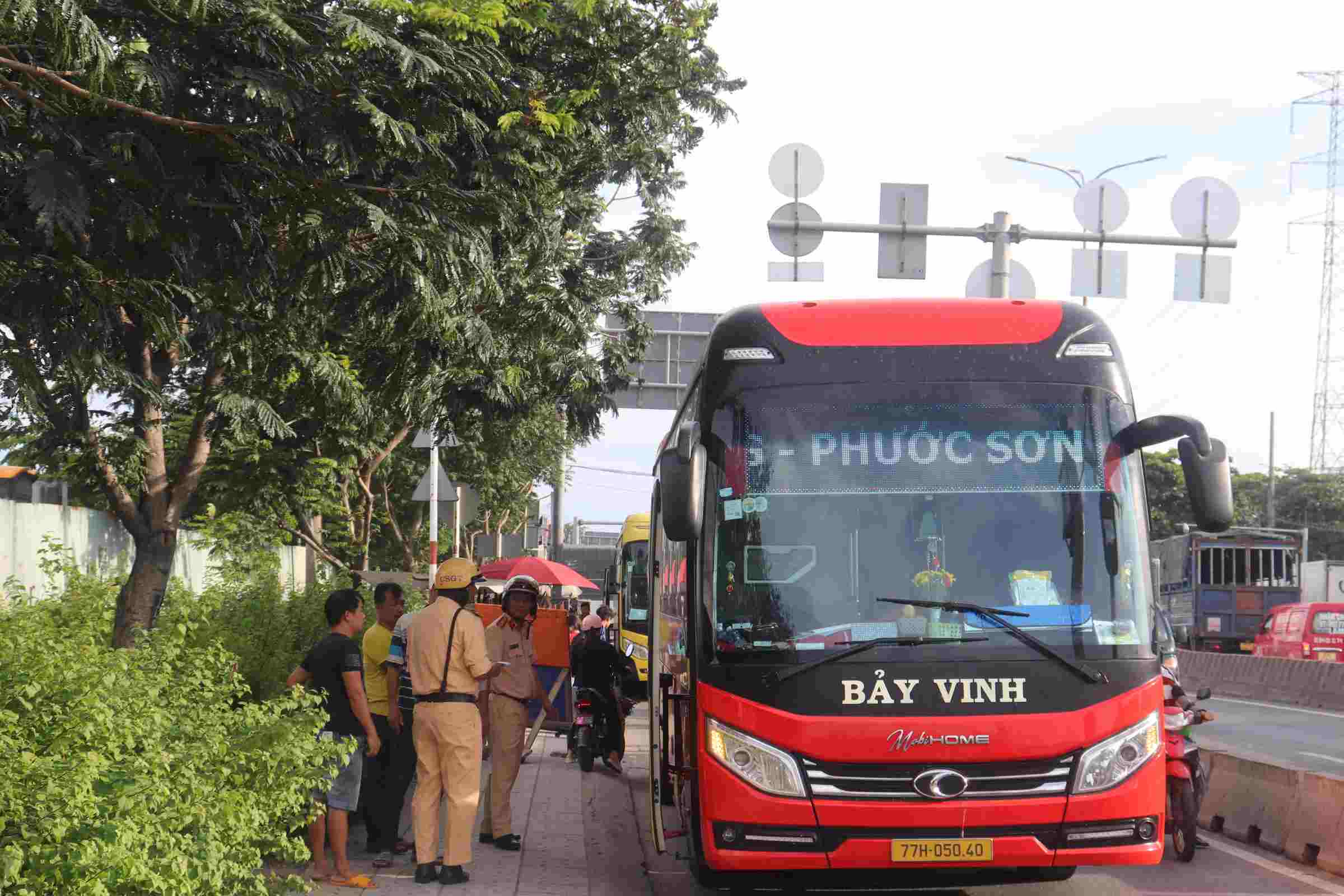 The passenger bus of Bay Vinh bus company was fined for not having a passenger transport contract and picking up and dropping off passengers at unauthorized locations. Photo by Ngoc Duy