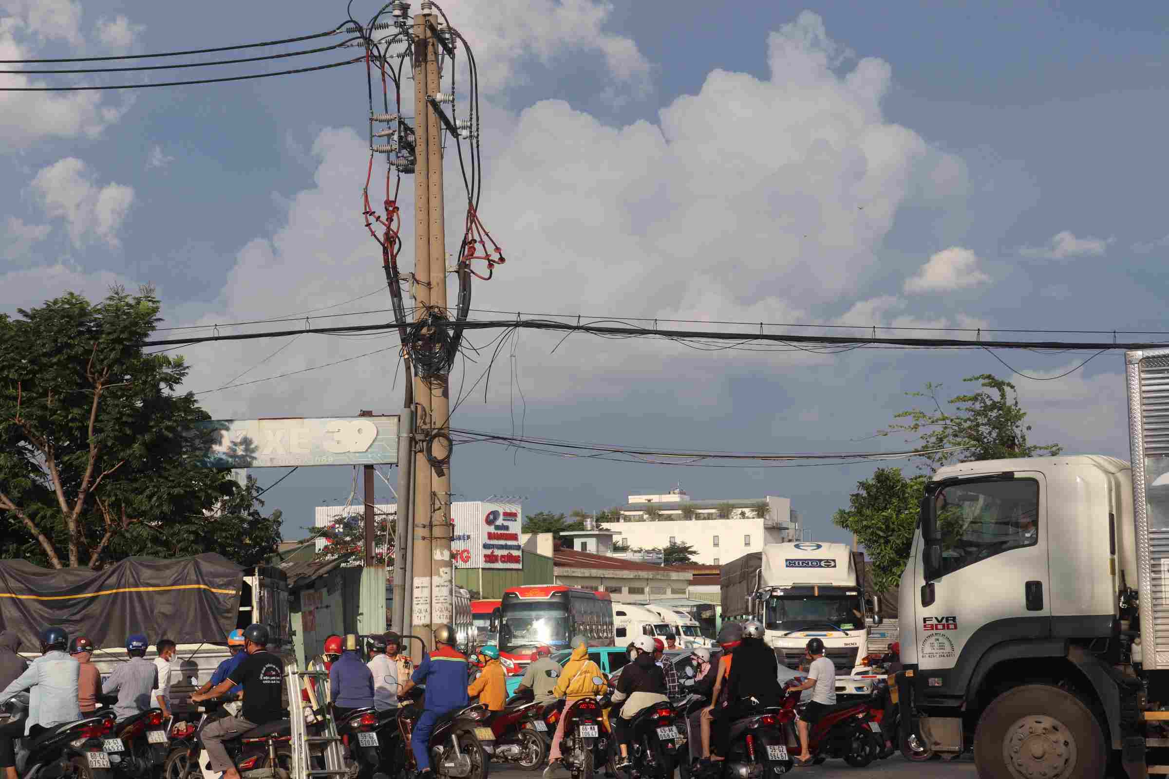 Picking up and dropping off passengers at parking lot 39 poses a high risk of traffic safety issues. Photo by Ngoc Duy