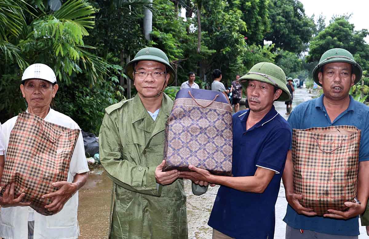 Phó Thủ tướng Chính phủ Lê Thành Long tặng quà cho người dân vùng rốn lũ. Ảnh: Đức Tuân  