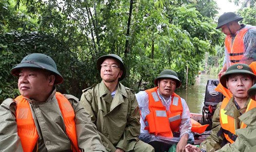 Đoàn công tác của Phó Thủ tướng Chính phủ Lê Thành Long đi xuồng thị sát vùng ngập lụt ở Chương Mỹ và đến thăm hỏi đời sống bà con. Ảnh: Đức Tuân