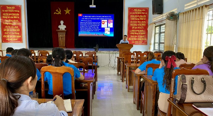 Liên đoàn Lao động Cát Tiên tập huấn cho hơn 100 cán bộ công đoàn. Ảnh: MAI PHƯƠNG