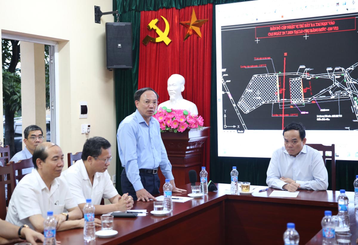 Mr. Nguyen Xuan Ky, Secretary of the Provincial Party Committee, Chairman of the Quang Ninh Provincial People's Council, reporting and receiving directives from Deputy Prime Minister Tran Luu Quang at the meeting. Photo: Quang Ninh Media Center