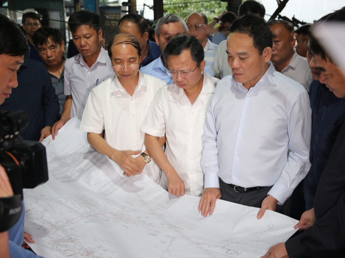 Phó Thủ tướng Trần Lưu Quang kiểm tra công tác khắc phục hậu quả tai nạn lao động xảy ra ở Quảng Ninh. Ảnh: Trung tâm truyền thông Quảng Ninh