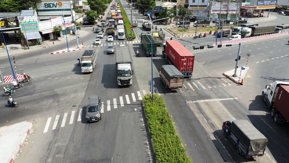 My Phuoc Tan Van Street coincides with Ho Chi Minh City Ring Road 3 project. Photo: Dinh Trong