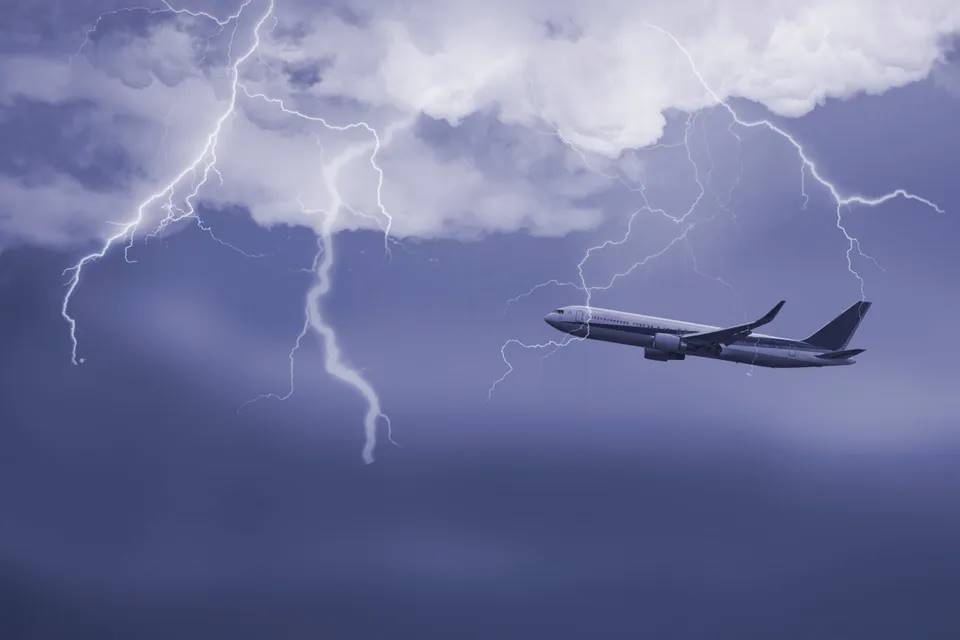 Lightning during a storm cannot bring down an airplane. Photo: Skyscanner