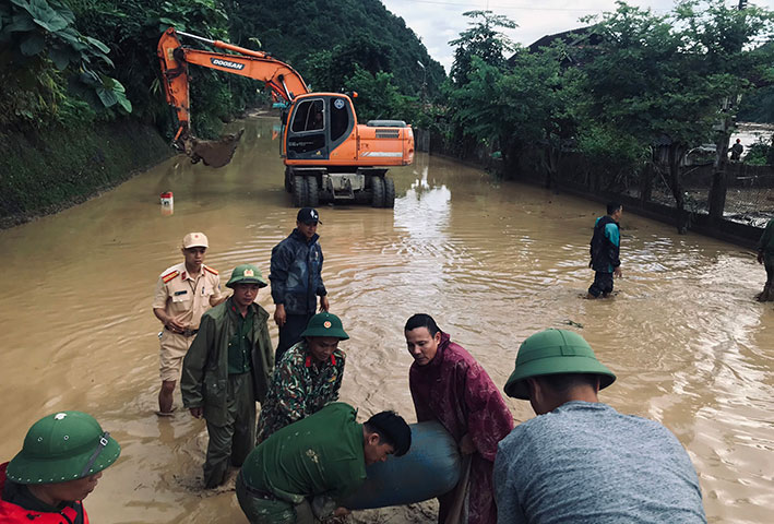 Forces participating in supporting people in areas at risk of landslides after storms in Dien Bien. Photo: Traffic Police Department