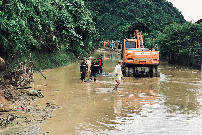 Cảnh sát giao thông và các lực lượng khắc phục ngập lụt, cây đổ khi mưa bão ở Điện Biên. Ảnh: Cục CSGT