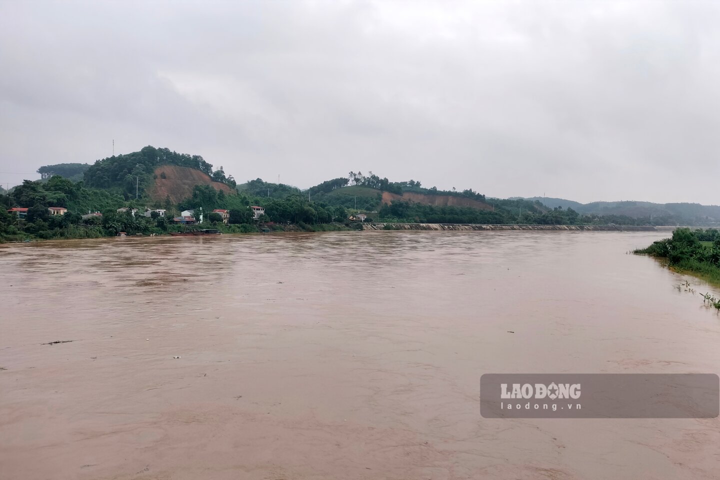 From this afternoon (July 31) to August 1, the water level of the Red River continues to rise. The flood peak on the Red River in Yen Bai is likely to reach Alert level 1 in the early morning of August 1. Photo of Red River (Yen Bai).