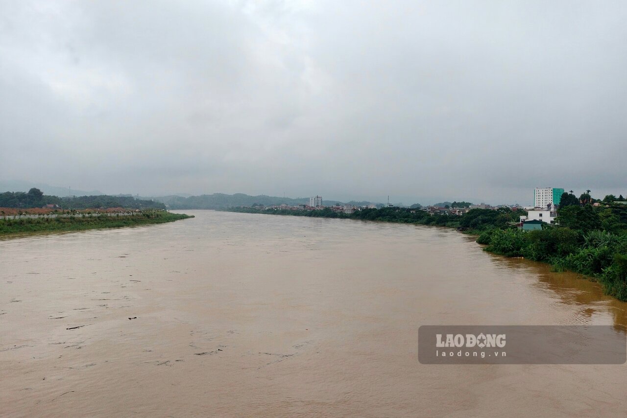 According to the National Center for Hydrometeorological Forecasting, the water level upstream of the Red River (Thao River) is rising rapidly. At 1pm on July 31, the water level on the Red River in Yen Bai was 28.16m, below Alarm 1 was 1.84m. Photo of Red River (Yen Bai).