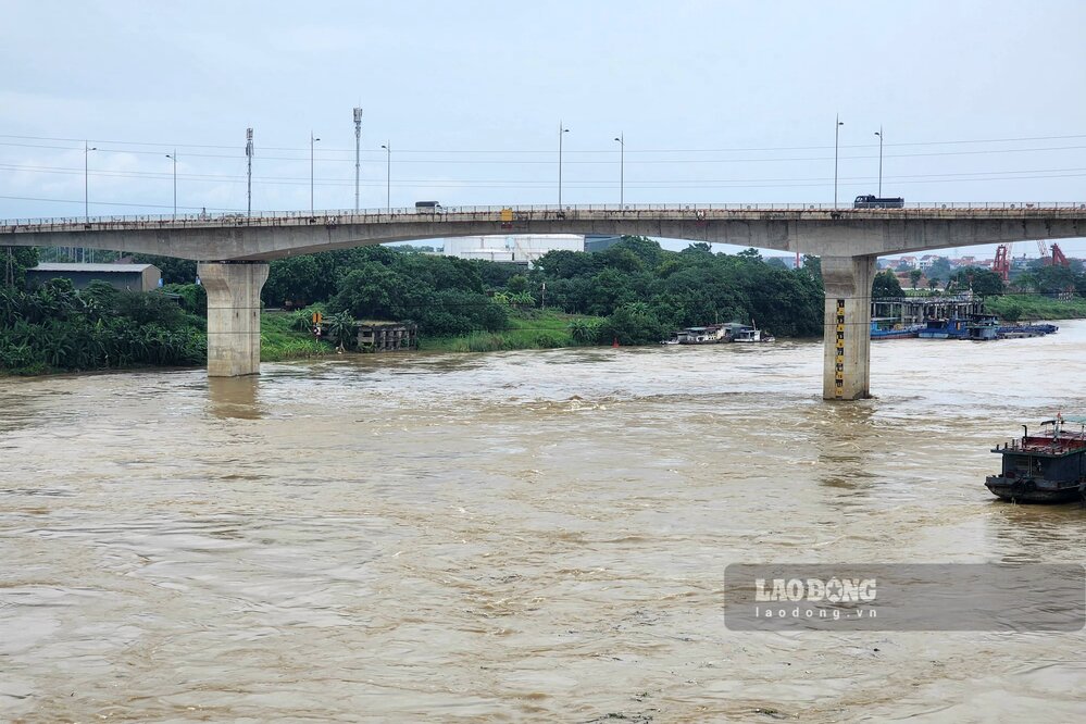 On small upstream rivers and streams in the Northern region, there is a possibility of a flood with a flood amplitude of 1 - 2m. During this flood, flood peaks on small rivers and streams are likely to reach Alert 1 - Alert 2 levels. Water levels of rivers and streams downstream in the Red River Delta - Thai Binh continue to change slowly according to the trend. down. Photo of Lo River (Viet Tri).