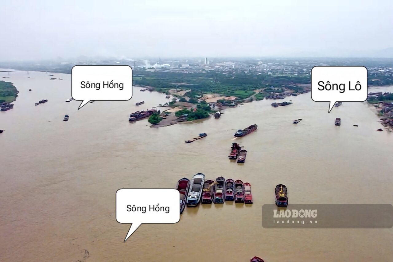 According to a reporter from Lao Dong Newspaper on the afternoon of July 31 in Viet Tri city - also known as the city of three rivers because it is located near the confluence of Thao River, Lo River and Da River to form the Red River, the water levels of the rivers has risen, flowed rapidly, flowing along the Red River towards Hanoi. Photo: Russia three rivers.