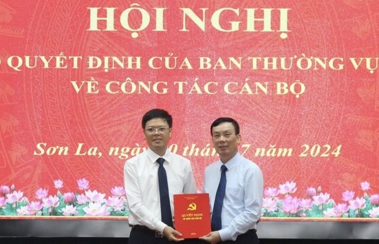 Tân Phó Trưởng ban Nội chính Tỉnh ủy Sơn La Hoàng Tiến Cường (bên trái) nhận quyết định. Ảnh: Phan Trang