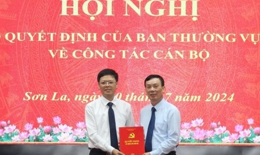 Tân Phó Trưởng ban Nội chính Tỉnh ủy Sơn La Hoàng Tiến Cường (bên trái) nhận quyết định. Ảnh: Phan Trang