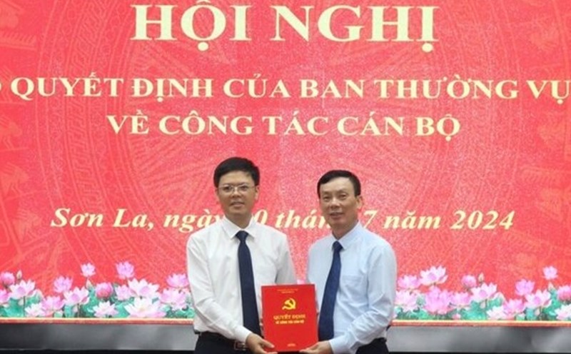 Tân Phó Trưởng ban Nội chính Tỉnh ủy Sơn La Hoàng Tiến Cường (bên trái) nhận quyết định. Ảnh: Phan Trang
