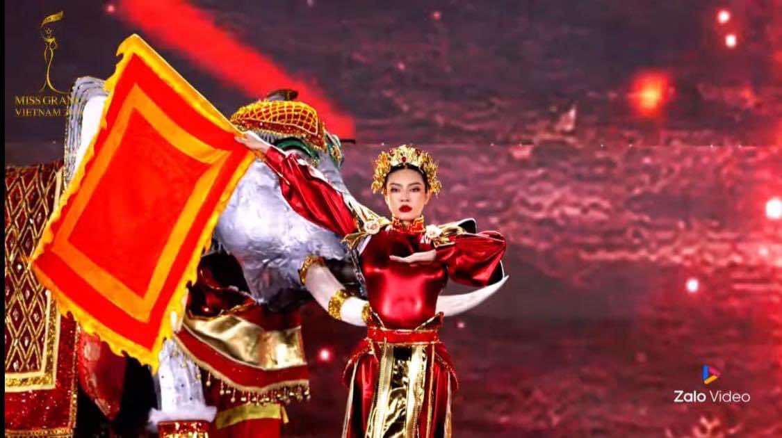 Bùi Lý Thiên Hương performing the 'Trưng Vương' costume with Lady Triệu's commentary. Photo: Screenshot