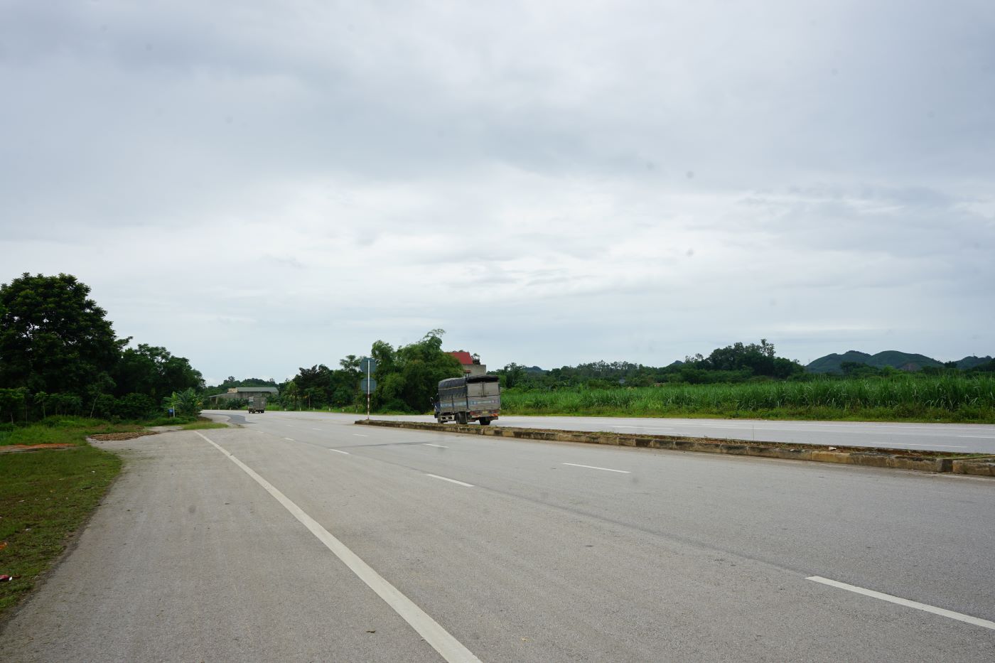 Quy mô dự án là đầu tư nâng cấp mở rộng 10,998km đường hiện trạng đảm bảo quy mô đường cấp 3 đồng bằng, với tổng mức đầu tư hơn 1.100 tỉ đồng. Trong đó, chi phí giải phóng mặt bằng là hơn 498 tỉ đồng; chi phí xây dựng hơn 500 tỉ đồng và chi phí khác hơn 109 tỉ đồng. Thời gian thực hiện dự án không quá 5 năm (2019 - 2023). Ảnh: Quách Du