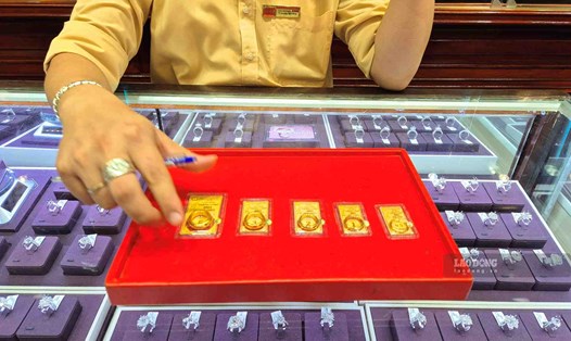Giá vàng thế giới tăng vọt lên trên ngưỡng kháng cự 2.400 USD/ounce. Ảnh minh họa: Phan Anh