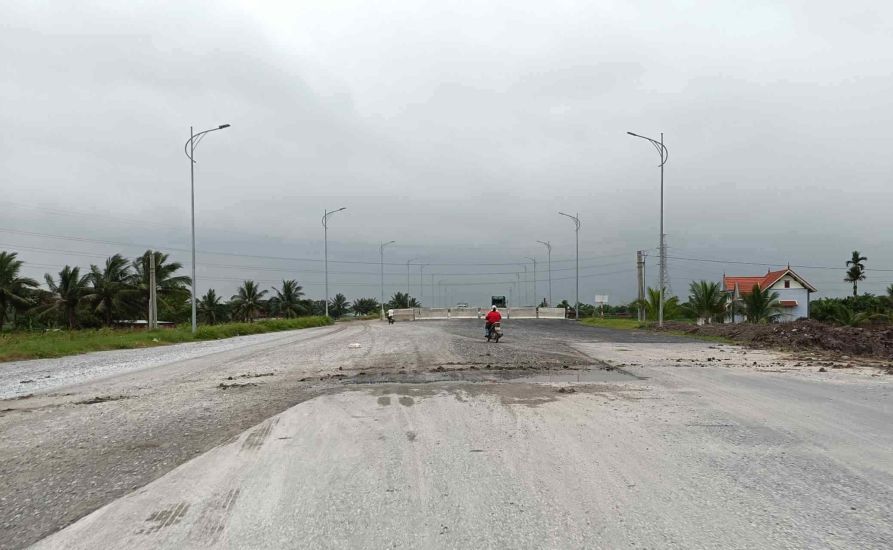 The Hai Phong - Thai Binh coastal road project is being implemented slowly, affecting people's lives. Photo: Hoang Khoi